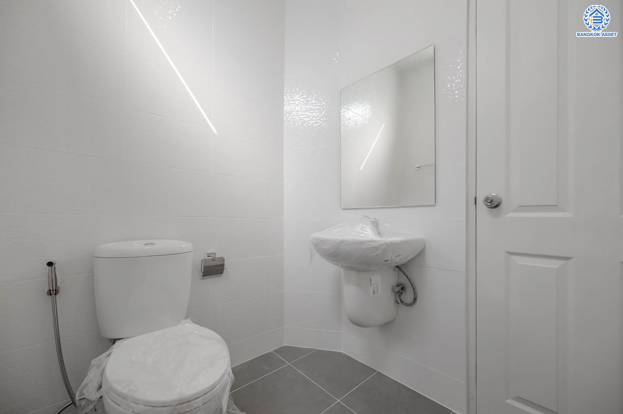 บ้านมือสองตกแต่งใหม่ โครงการ ซอยนวนิช ปากเกร็ด เนื้อที่ 45 ตร.ว. พื้นที่ใช้สอยมากกว่า 164.5 ตร.ม. พร้อมฟังก์ชัน 3 ห้องนอน 3 ห้องน้ำ 1 ห้องอเนกประสงค์ จอดรถได้ 1 คัน บนทำเลเมือง ใกล้เซ็นทรัลแจ้งวัฒนะ จุดขึ้นทางด่วน "แจ้งวัฒนะ" และรถไฟฟ้าสายสีชมพู "สถานีเลี่ยงเมืองปากเกร็ด"...